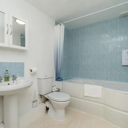 Spacious 2 Bed Southville Flat Near Harbourside Apartment *