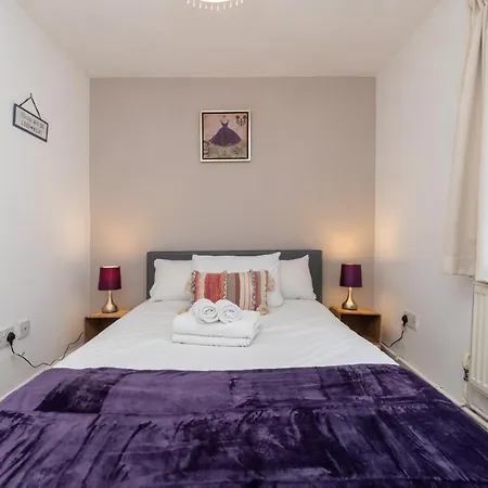 Spacious 2 Bed Southville Flat Near Harbourside Apartment *