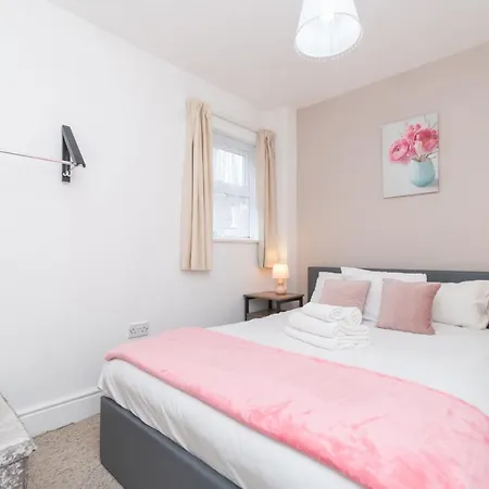 Spacious 2 Bed Southville Flat Near Harbourside Apartment Bristol